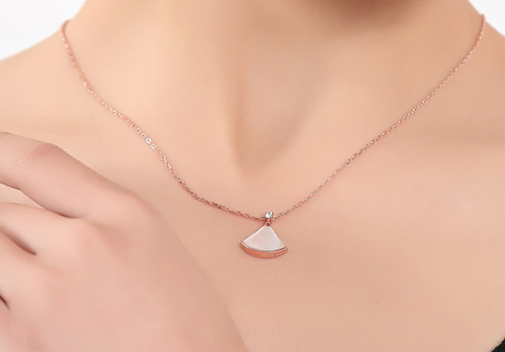 潮宏基彩金贝母项链好吗?谁能介绍一下? 潮宏基彩金贝母项链好吗?谁能介绍一下?