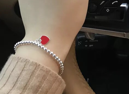 tiffany的手链可以带着洗澡吗？tiffany的手链有珍珠款的吗？