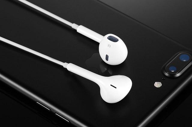 iPhone标配的耳机,到底处于什么档次?苹果卖得贵其实有道理 iPhone标配的耳机,到底处于什么档次?苹果卖得贵其实有道理