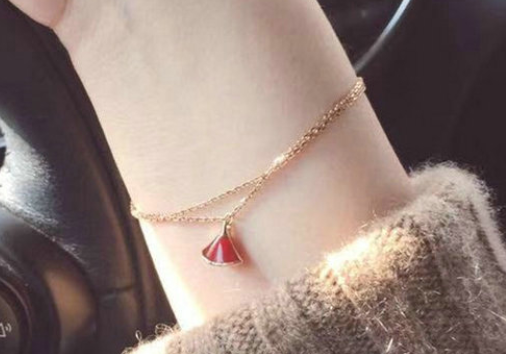 宝格丽裙子手链好看还是四叶草好看?谁能推荐一下? 宝格丽裙子手链好看还是四叶草好看?谁能推荐一下?