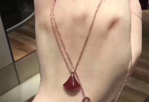 宝格丽红裙子手链介绍？宝格丽红裙子手链是什么材质？