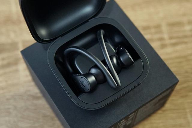 真机开箱：POWER BEATS PRO，支持语音唤醒Siri，左右耳独立使用