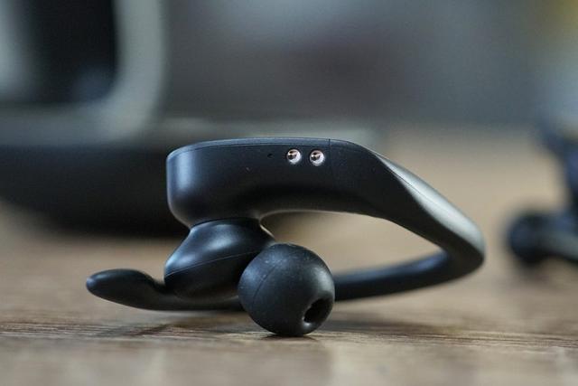 真机开箱：POWER BEATS PRO，支持语音唤醒Siri，左右耳独立使用