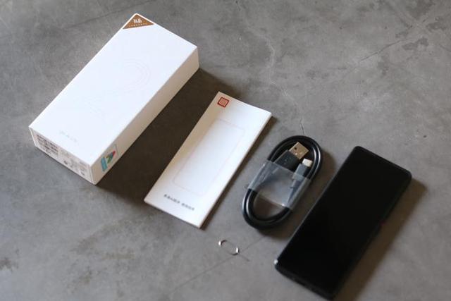 小米有品再次出新品,全面屏老人机这颜值让小米情何以堪 小米有品再次出新品,全面屏老人机这颜值让小米情何以堪