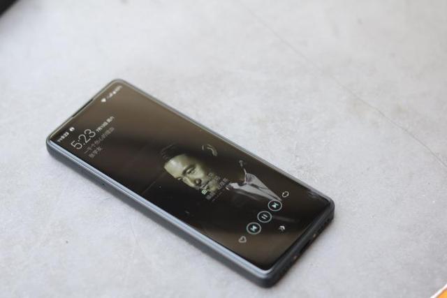 小米有品再次出新品,全面屏老人机这颜值让小米情何以堪 小米有品再次出新品,全面屏老人机这颜值让小米情何以堪