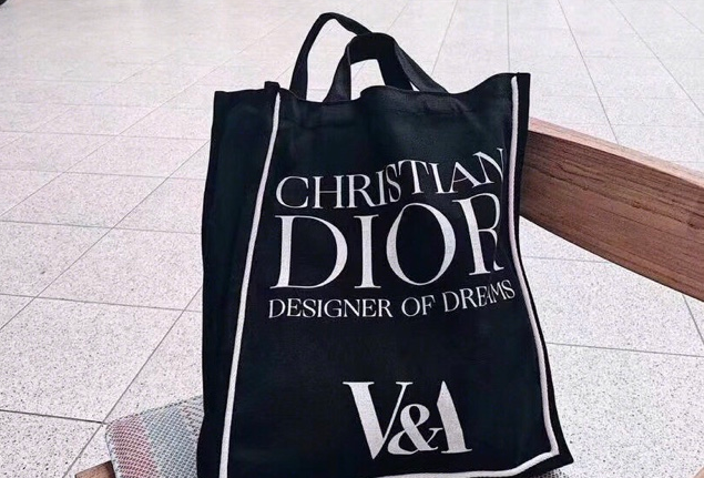 va博物馆和dior联名帆布包？谁能简单介绍一下？