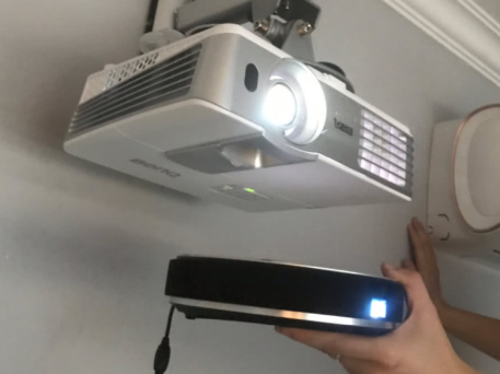 坚果和明基投影仪哪个好？谁能介绍一下？