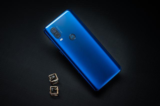 一块屏幕撑起半边天,看摩托罗拉P50如何找回自信 一块屏幕撑起半边天,看摩托罗拉P50如何找回自信