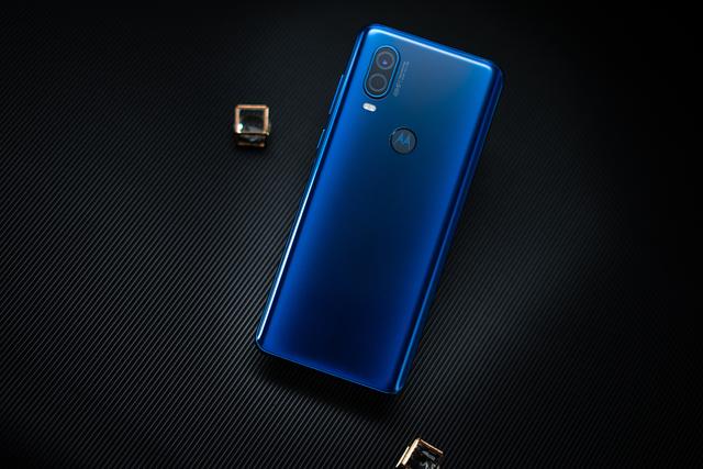 一块屏幕撑起半边天,看摩托罗拉P50如何找回自信 一块屏幕撑起半边天,看摩托罗拉P50如何找回自信