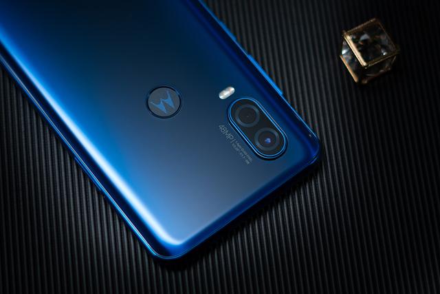 一块屏幕撑起半边天,看摩托罗拉P50如何找回自信 一块屏幕撑起半边天,看摩托罗拉P50如何找回自信