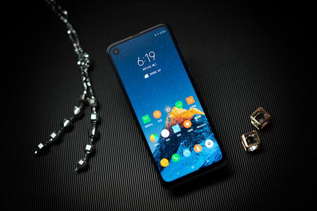 一块屏幕撑起半边天,看摩托罗拉P50如何找回自信 一块屏幕撑起半边天,看摩托罗拉P50如何找回自信