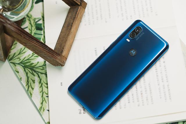 一块屏幕撑起半边天,看摩托罗拉P50如何找回自信 一块屏幕撑起半边天,看摩托罗拉P50如何找回自信