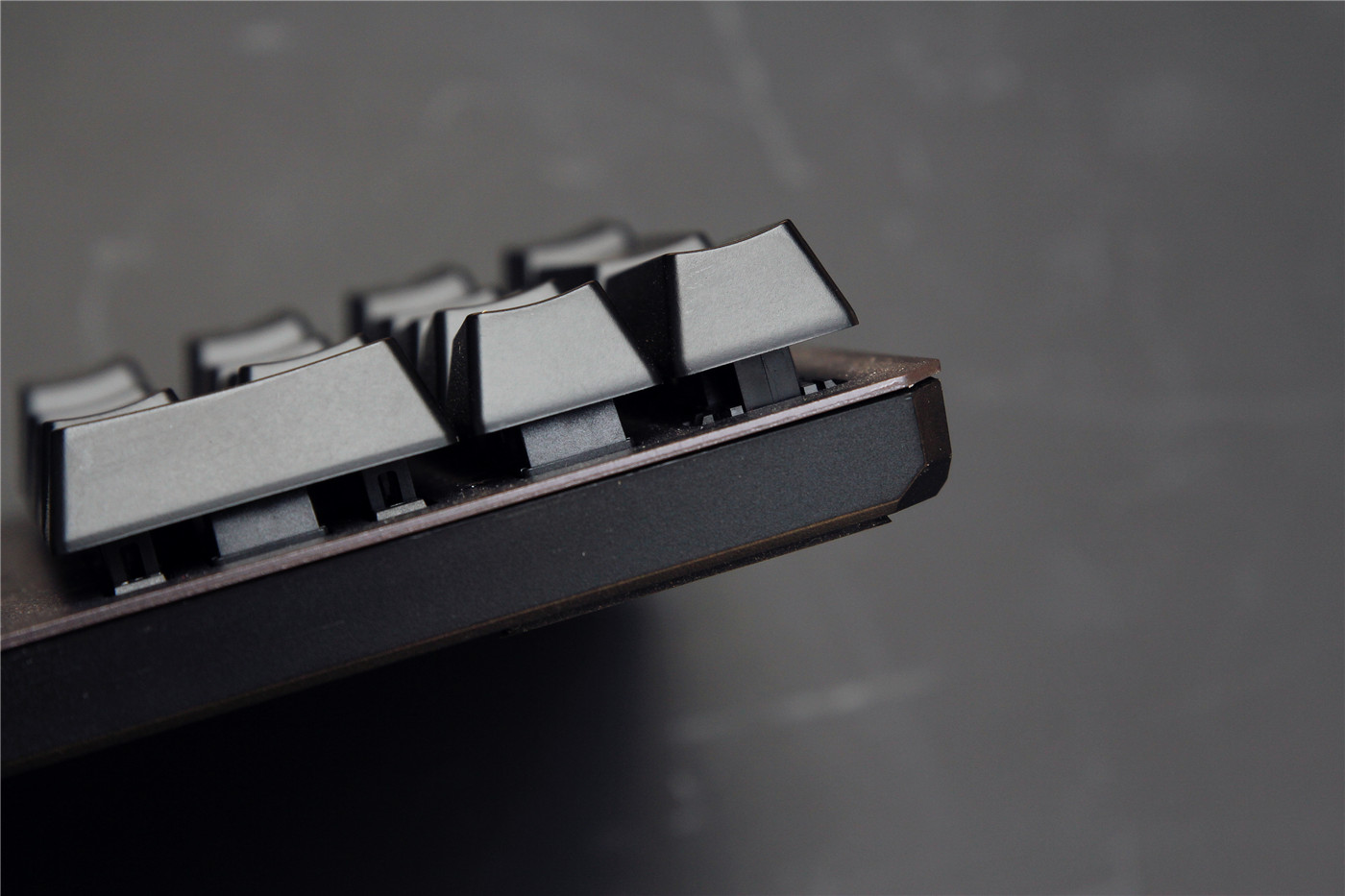 可在泥浆里翻滚的特工，华硕TUF GAMING K7光轴电竞键盘评测