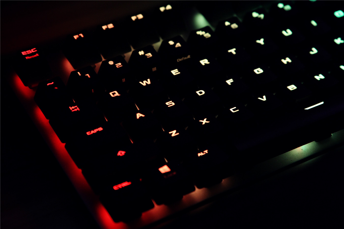 可在泥浆里翻滚的特工，华硕TUF GAMING K7光轴电竞键盘评测