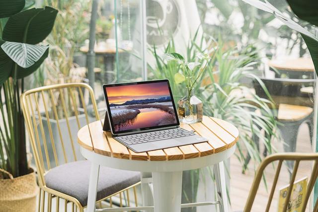 全新HUAWEI MateBook E：在地下停车场都能全时在线！