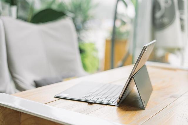 全新HUAWEI MateBook E：在地下停车场都能全时在线！