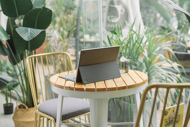 全新HUAWEI MateBook E：在地下停车场都能全时在线！