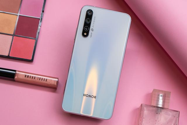 荣耀最强自拍手机登场, 荣耀最强自拍手机登场,