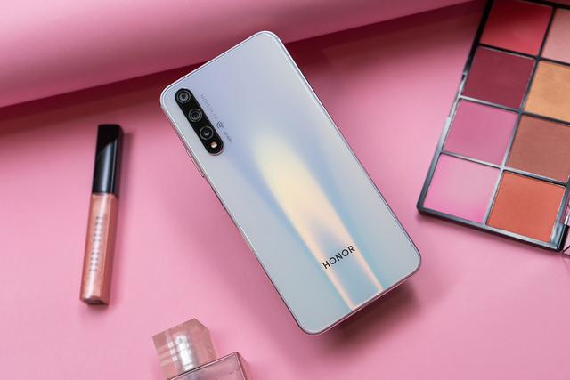 荣耀最强自拍手机登场, 荣耀最强自拍手机登场,