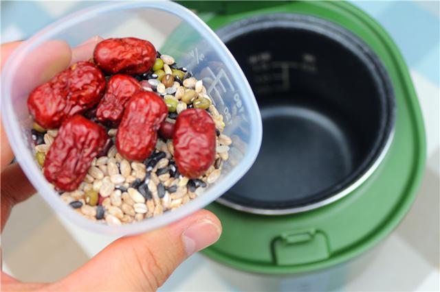 炖一锅莲藕玉米排骨汤,一个人的生活也可以丰富多彩 炖一锅莲藕玉米排骨汤,一个人的生活也可以丰富多彩