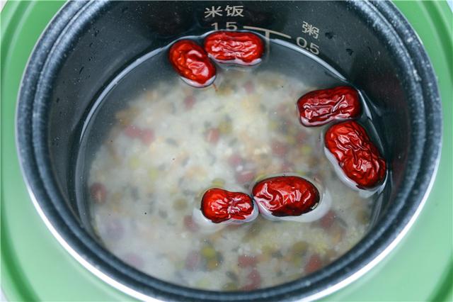 炖一锅莲藕玉米排骨汤,一个人的生活也可以丰富多彩 炖一锅莲藕玉米排骨汤,一个人的生活也可以丰富多彩