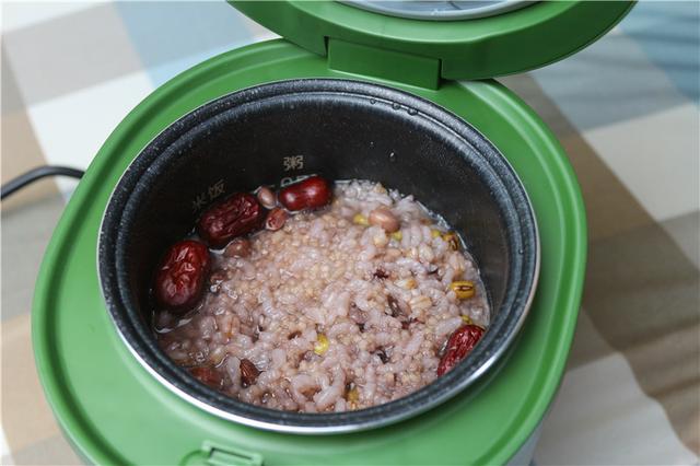 炖一锅莲藕玉米排骨汤,一个人的生活也可以丰富多彩 炖一锅莲藕玉米排骨汤,一个人的生活也可以丰富多彩