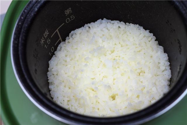 炖一锅莲藕玉米排骨汤,一个人的生活也可以丰富多彩 炖一锅莲藕玉米排骨汤,一个人的生活也可以丰富多彩