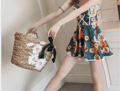 挑选适合自己的泳衣 成为泳池一道亮丽的风景线 挑选适合自己的泳衣 成为泳池一道亮丽的风景线