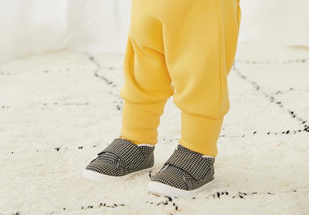 婴儿鞋选购指南 如何选一双好的婴儿鞋 婴儿鞋选购指南 如何选一双好的婴儿鞋