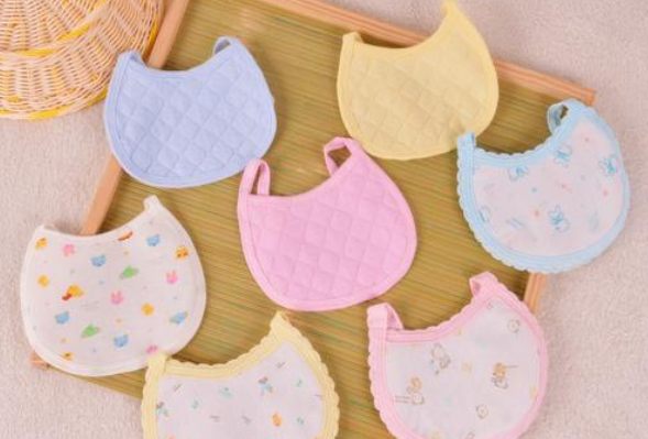 婴儿围兜的选购原则和注意事项 婴儿围兜的选购原则和注意事项