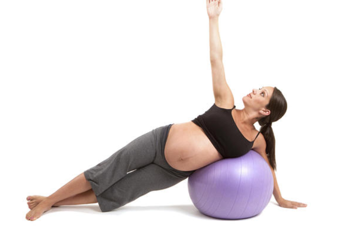 孕妇在家怎么锻炼？孕妇瑜伽球帮你顺利生产