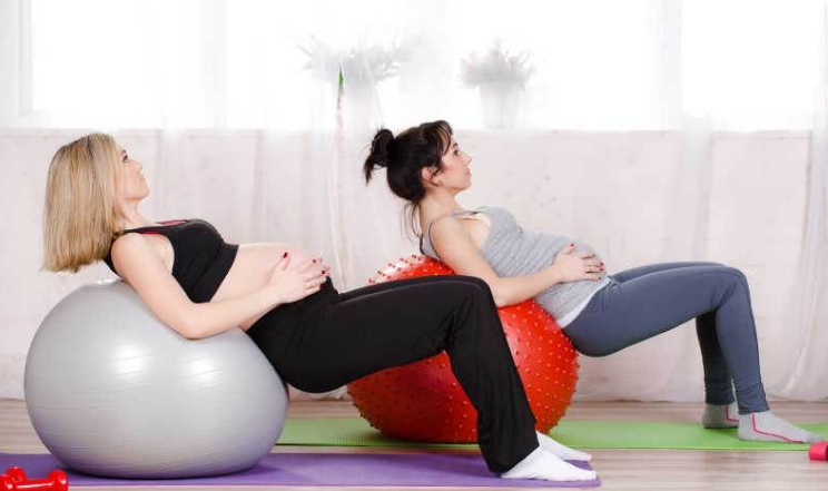 孕妇怎么用瑜伽球锻炼 待产孕妇怎么用做瑜伽球 孕妇怎么用瑜伽球锻炼 待产孕妇怎么用做瑜伽球