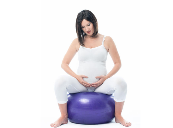 孕妇怎么用瑜伽球锻炼 待产孕妇怎么用做瑜伽球 孕妇怎么用瑜伽球锻炼 待产孕妇怎么用做瑜伽球