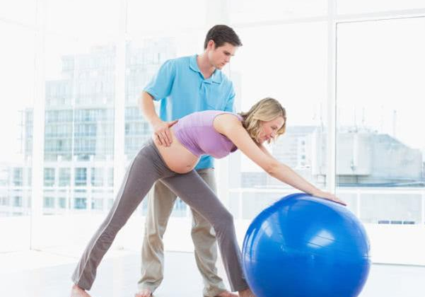 孕妇怎么用瑜伽球锻炼 待产孕妇怎么用做瑜伽球 孕妇怎么用瑜伽球锻炼 待产孕妇怎么用做瑜伽球