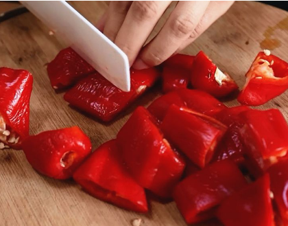 只需简单几步,在家就能做出开胃又下饭的蒜蓉辣椒酱 只需简单几步,在家就能做出开胃又下饭的蒜蓉辣椒酱