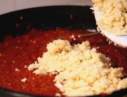 只需简单几步,在家就能做出开胃又下饭的蒜蓉辣椒酱 只需简单几步,在家就能做出开胃又下饭的蒜蓉辣椒酱