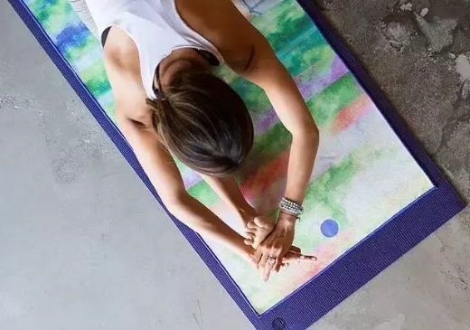 夏天为什么要瑜伽铺巾 瑜伽铺巾的作用是什么 夏天为什么要瑜伽铺巾 瑜伽铺巾的作用是什么