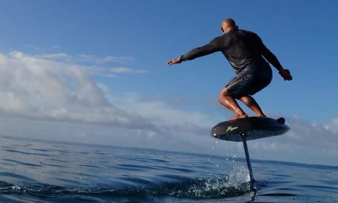 欲打造水上“御风飞行”高玩体验的Waydoo Flyer电动水翼冲浪板 欲打造水上“御风飞行”高玩体验的Waydoo Flyer电动水翼冲浪板