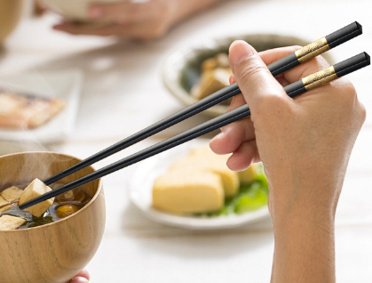筷子有哪些材质 筷子的使用礼节和禁忌你知道吗 筷子有哪些材质 筷子的使用礼节和禁忌你知道吗
